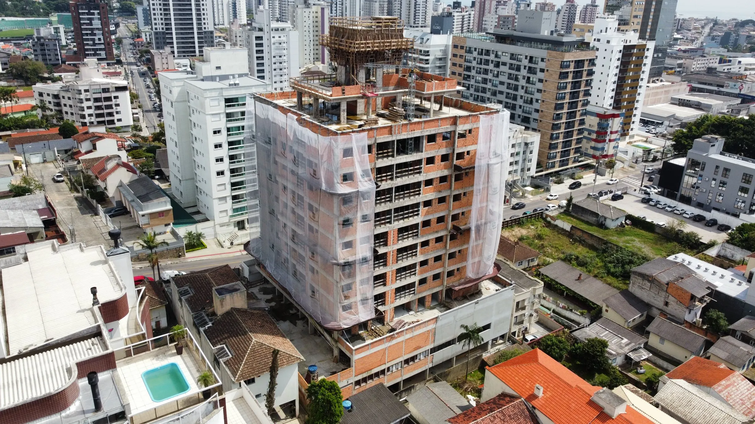 Fachada com tela de proteção