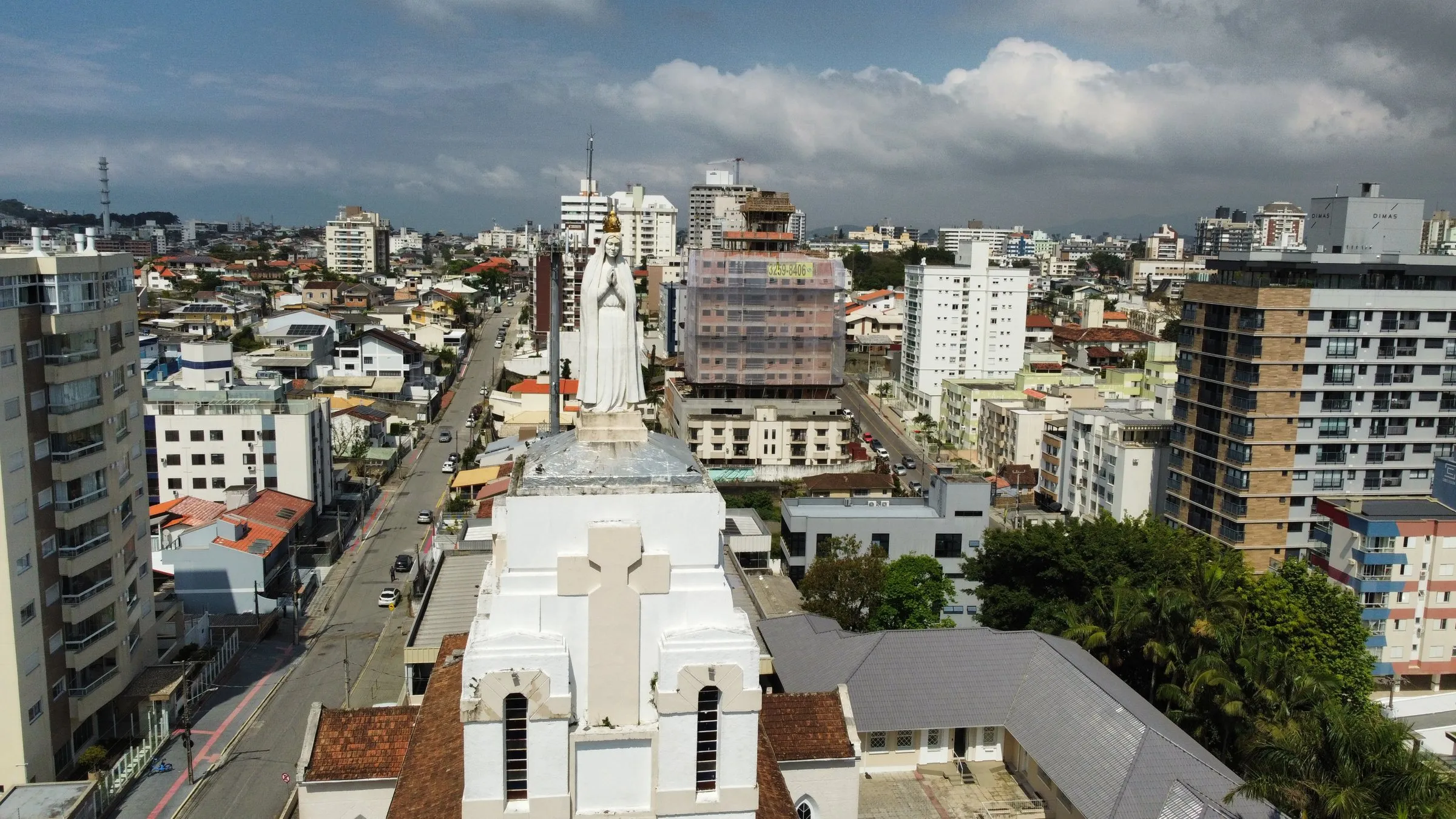 O In Haus no horizonte do Estreito