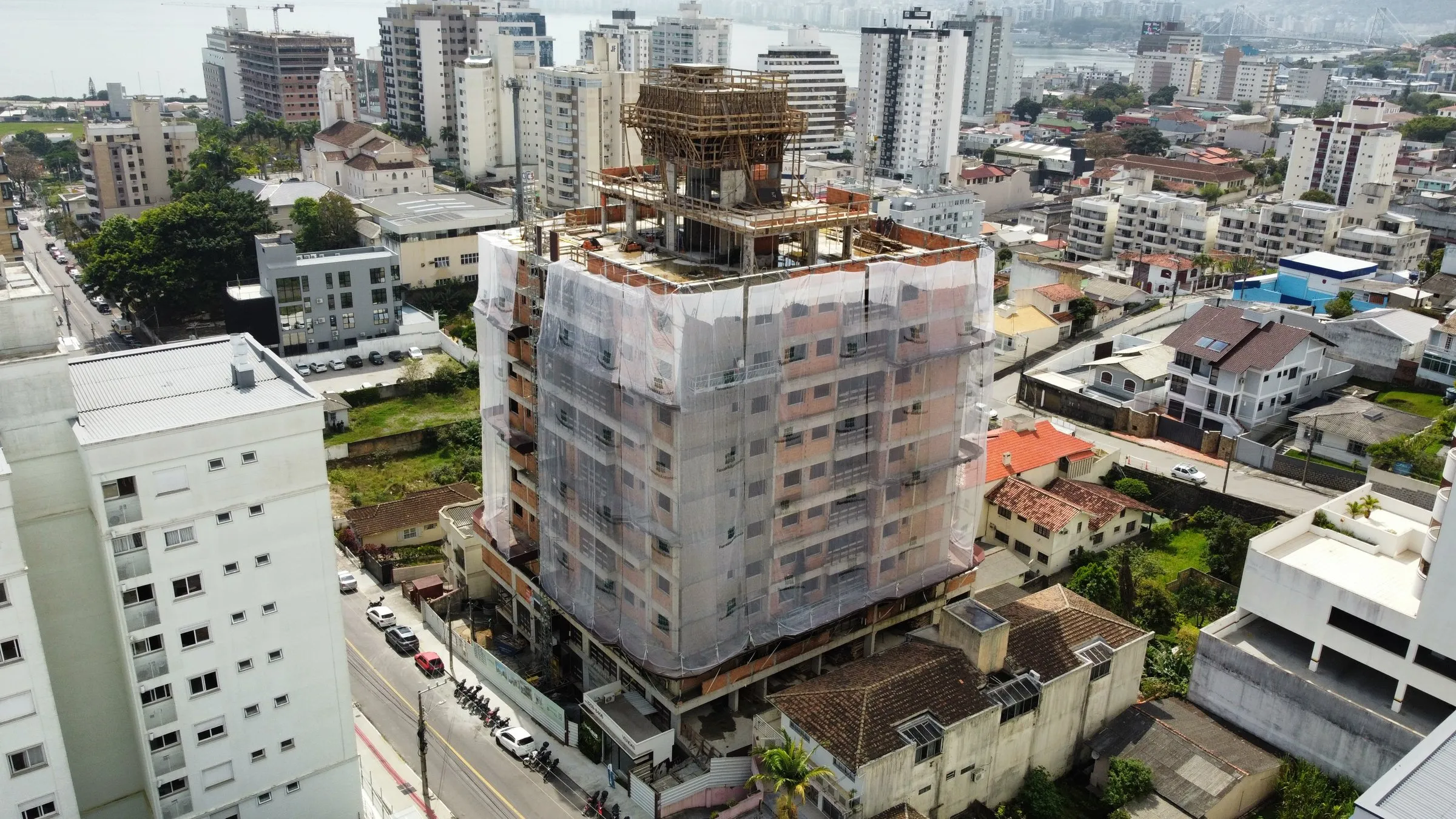 A obra vista da Rua Afonso Pena