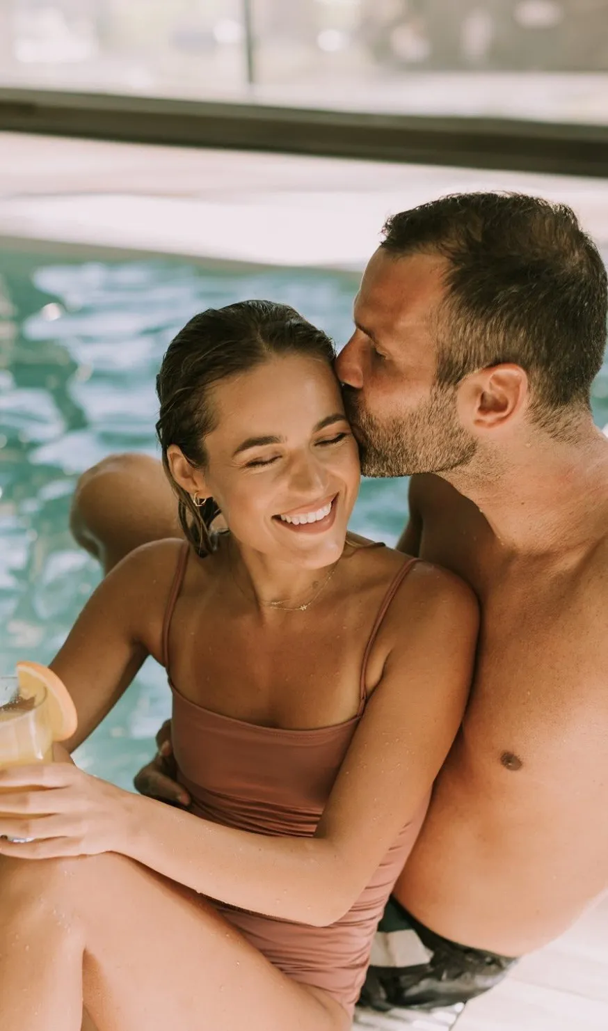 Casal na piscina do rooftop