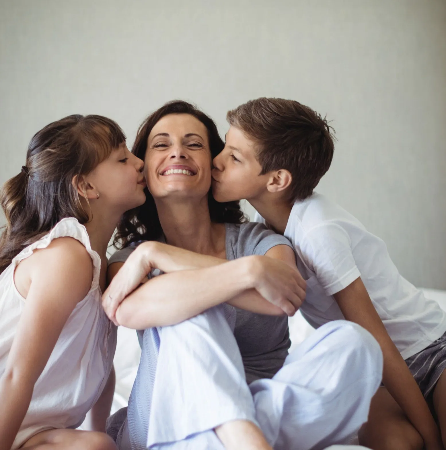 Mãe com os filhos em casa